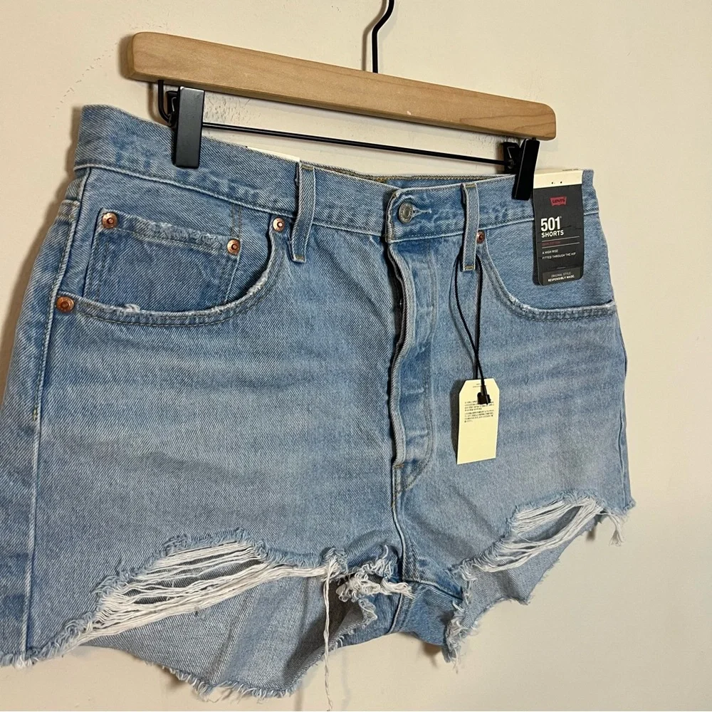 NWT LEVI’S- 501 High Rise Womens Denim Shorts Cut Off Jeans Fray Hems